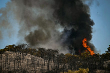 Un incendie de forêt fait rage sur une colline du département de l'Hérault le juillet