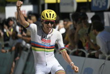 Tadej Pogacar lève les bras après sa victoire sur la 3e étape du Tour du France, le 6 juillet 2026 aux Angles.