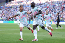 Romelu Lukaku célèbre avec Timothy Castagne après avoir inscrit le quatrième but de son équipe lors du match des huitièmes de finale de la Coupe du Monde opposant les États-Unis à la Belgique, le 6 juillet 2026 à Seattle.