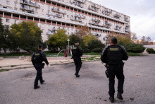 Une patrouille de gendarmes français dans la cité "Les Rosiers" lors d'une vaste opération antidrogue dans le quartier de Sainte-Marthe, dans le nord de Marseille, le 9 décembre 2025.