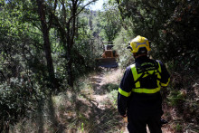 Un pompiers près de Bouleternere  (Pyrénées-Orientales) le 7 juillet 2026; où un incendie a ravagé près de 5.000 hectares.