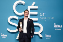 L'acteur français Pierre Lottin pose avec son trophée après avoir remporté le César du meilleur acteur dans un second rôle pour L'Étranger lors de la 51e cérémonie des César à l'Olympia à Paris, le 26 février 2026.
