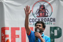 Abhijeet Dipke, fondateur du Parti Janta des Cafards (CJP), s'adresse à ses partisans lors d'une manifestation contre les irrégularités présumées dans les principaux examens du pays, à New Delhi, le 6 juin 2026.