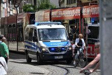 Un véhicule de police circule près d'un tramway dans le centre-ville d'Erfurt, dans l'est de l'Allemagne, le 3 juillet 2026,