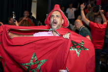 Un supporter marocain célèbre la victoire de son équipe à l'issue du match aller des huitièmes de finale de la Coupe du monde de football 2026 entre le Canada et le Maroc, à Amsterdam le 4 juillet 2026.