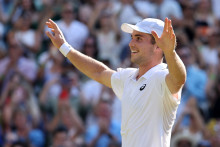 Le Britannique Arthur Fery célèbre sa victoire face à l'Italien Flavio Cobolli lors de leur match de quart de finale du simple messieurs, disputé lors de la dixième journée du tournoi de Wimbledon 2026 le 9 juillet 2026.