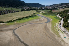Cette photographie aérienne montre le lit asséché du Doubs le 9 juillet 2026, à Villers-le-Lac, dans l'est de la France.