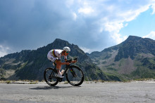 Le coureur slovène de l'équipe UAE Team Emirates, Tadej Pogacar, roule dans la descente du col du Tourmalet lors de la 6e étape de la 113e édition du Tour de France.