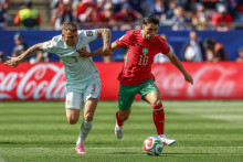 Lucas Digne au duel avec Brahim Diaz lors du quart de finale de la Coupe du monde France-Maroc, le 9 juillet 2026 à Boston.