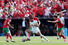 Kylian Mbappé au milieu de trois adversaires lors de France-Maroc à la Coupe du monde en quarts, le 9 juillet 2026 à Boston.