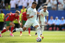 Mbappé tire et rate son penalty lors de France-Maroc, en quarts de finale de la Coupe du monde, le jeudi 9 juillet.
