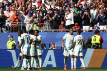 Les joueurs de l'équipe de France célèbrent leur deuxième but contre le Maroc en quarts de finale de la Coupe du monde, le 9 juillet 2026 à Boston.