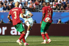 Kylian Mbappé frappe et ouvre le score contre le Maroc en quarts de finale de Coupe du monde, le jeudi 9 juillet, face au Maroc.