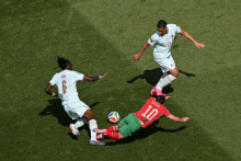 Manu Koné et William Saliba au duel avec le Marocain Brahim Diaz lors du quart de finale de la Coupe du monde, le 9 juillet 2026 à Boston.