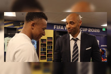 Thierry Henry félicite Kylian Mbappé après France-Maroc (2-0) en quarts de finale de Coupe du monde, jeudi 9 juillet.