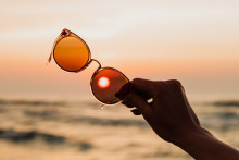 Des lunettes de soleil sur une plage (photo d'illustration).