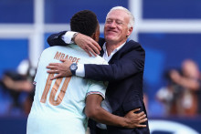 Kylian Mbappé et Didier Deschamps célèbre la victoire de la France contre le Maroc lors d'un quart de finale de la Coupe du monde de football de la Fifa, le 9 juillet 2026 à Foxborough (États-Unis).
