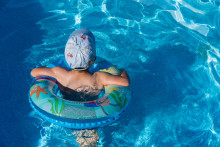Un enfant avec une bouée dans une piscine (photo d'illustration).