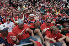 Des supporters de la Norvège font la chorégraphie du rameur viking, une animation iconique des fans de la sélection norvégienne depuis le début du Mondial 2026.