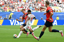 L'Anglais Jude Bellingham au duel avec les défenseurs de la Norvège en quarts de finale de la Coupe du monde, le 11 juillet 2026 à Miami.