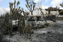 Une voiture brûlée après un incendie qui a tué 12 personnes dans le sud de l'Espagne, à Almocaizar, le 12 juillet 2026.