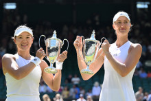 La Chinoise Guo Hanyu et la Française Kristina Mladenovic, gagnante en double de Wimbledon le 12 juillet 2026.