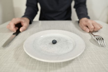 Une assiette presque vide, contenant juste une myrtille (photo d'illustration).