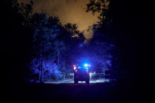 Un camion de pompier intervient dans la forêt de Fontainebleau lors de l'incendie qui parcourt le massif boisé.