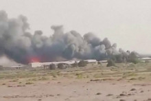 Cette capture d'écran d'une vidéo UGC publiée sur les réseaux sociaux le 12 juillet 2026 montre un épais panache de fumée s'élevant à Abdali, à la frontière nord du Koweït.