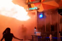 Le bar Rong Beer Na Lat Phrao près de Bangkok en proie aux flammes le 13 juillet 2026