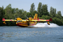 Un Canadair effectue des manœuvres de puisage d'eau en survolant la Seine à Chartrettes, en Île-de-France, le 13 juillet 2026.