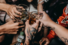 Des personnes trinquent avec des verres d'alcool (photo d'illustration).