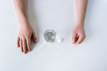 Des pastilles et un verre d'eau (photo d'illustration).
