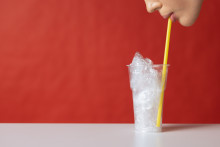 Un verre rempli de plastique (photo d'illustration).