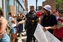 Des manifestants se rassemblent devant le bureau de la sénatrice américaine Susan Collins, républicaine du Maine, pour protester contre une fusillade impliquant les forces de l'ordre fédérales à Biddeford, dans le Maine, le 13 juillet 2026.