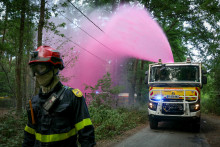 Le 13 juillet 2026, un camion de pompiers pulvérise un produit ignifuge dans la forêt de Fontainebleau, en bordure d'un incendie de forêt près de Noisy-sur-École, en Île-de-France.