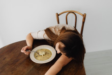 Une femme mange une soupe (photo d'illustration).
