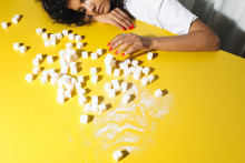 Des morceaux de sucre sur une table (photo d'illustration).