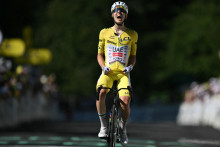 Tadej Pogacar franchit la ligne d'arrivée et remporte la 10e étape de la 113e édition du Tour de France, le 14 juillet 2026.