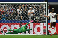 Mikel Oyarzabal ouvre le score sur pénalty face à Mike Maignan lors de la demi-finale France-Espagne, le 14 juillet 2026 à Dallas.