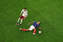 Jules Koundé au sol après une faute lors de France-Espagne, en demi-finale de Coupe du monde, le mardi 14 juillet 2026 à Dallas.