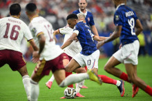 Kylian Mbappé bute sur la défense espagnole en première mi-temps de France-Espagne, à Arlington, le mardi 14 juillet 2026.