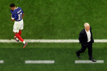 Didier Deschamps et Kylian Mbappé lors de la défaite de la France contre l'Espagne (0-2), en demi-finale de Coupe du monde, à Arlington.