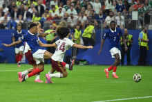 Kylian Mbappé tente une frappe dans la défense espagnole sous les yeux d'Ousmane Dembélé lors de la demi-finale perdue par les Bleus à la Coupe du monde, le 14 juillet 2026 à Dallas.