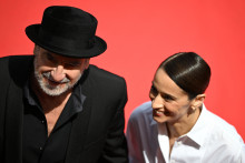 L'ancien footballeur et acteur français Éric Cantona et son épouse, l'actrice française Rachida Brakni, lors de la 79e édition du Festival de Cannes, à Cannes, dans le sud de la France, le 15 mai 2026.