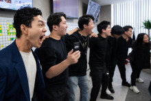 Des jeunes employés de Global Partners dans leur bureau de Tokyo