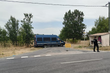Chemin du Fraysse bouclé par les gendarmes à Villeneuve sur Vère à l'occasion du fouilles lors desquelles ont été retrouvés des ossements.
