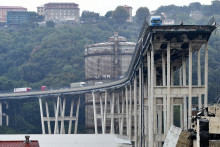 Cette photo, prise le 14 août 2018, montre des véhicules immobilisés sur une partie du pont autoroutier Morandi après l'effondrement d'un tronçon survenu à Gênes.