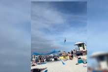 Un avion des Blue Angels volant à basse altitude en Floride, le 16 juillet 2026.