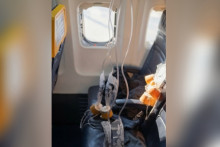 Le hublot d'un avion de la compagnie Ryanair s'est détaché de la carlingue en plein à Thessalonique, en Grèce, aspirant partiellement un homme en dehors de l'aéronef, le vendredi 10 juillet